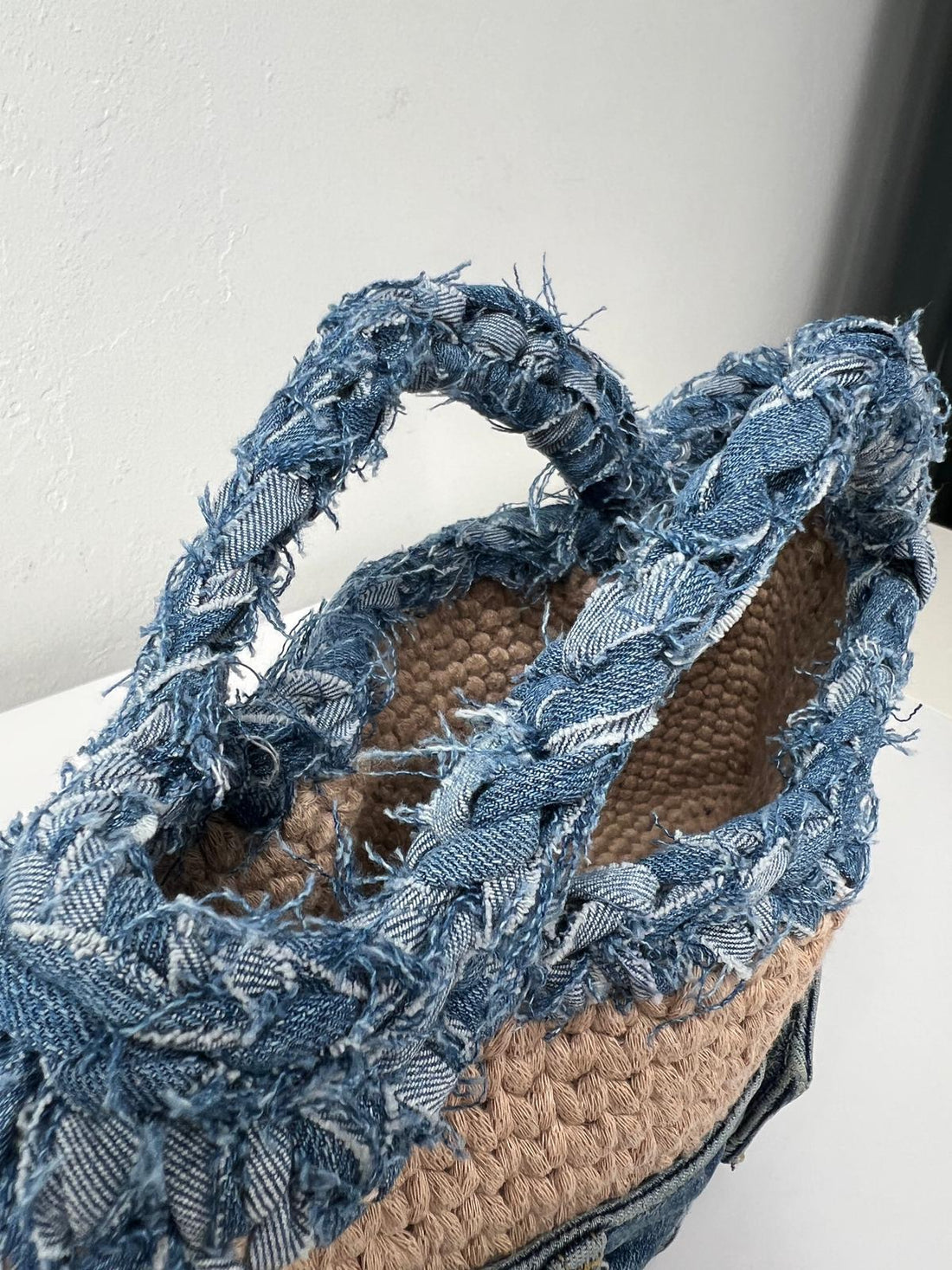 Da un vecchio jeans a una borsa unica: la storia della collezione Caos