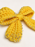 Fermaglio per capelli giallo all’uncinetto indossato su capelli mossi
